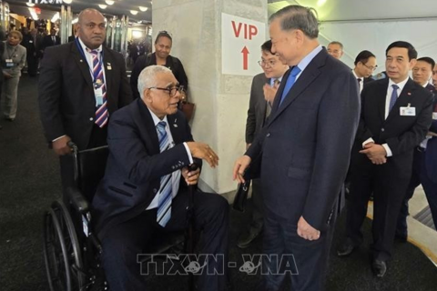 <a href="/thoi-su" title="Thời sự" rel="dofollow">Thời sự</a>
