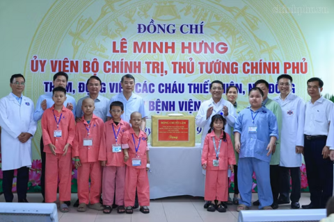 Thủ tướng Lê Minh Hưng trao quà của Tổng Bí thư, Chủ tịch nước Tô Lâm tặng các bệnh nhi ung thư