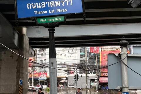 Bangkok cho phép công chức nghỉ làm, học sinh nghỉ học vì ngập lụt diện rộng