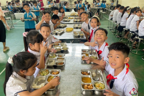Suất ăn 40.000 đồng bị chê 'toàn tóp mỡ', trường dừng bán trú