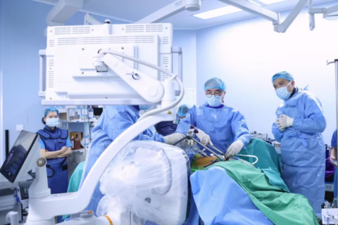Lần đầu tiên tại Việt Nam phẫu thuật nắn chỉnh vẹo cột sống không ghép xương tại Bệnh viện TWQĐ 108