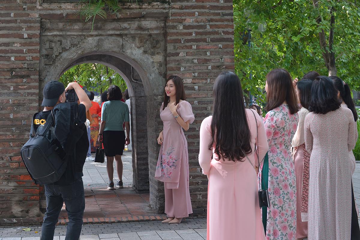 Thời tiết bất ngờ nắng đẹp, chị em tíu tít đi "bung lụa" với áo dài nhân ngày Phụ nữ Việt Nam - Ảnh 7. Thời tiết bất ngờ nắng đẹp, chị em tíu tít đi "bung lụa" với áo dài nhân ngày Phụ nữ Việt Nam - Ảnh 7.