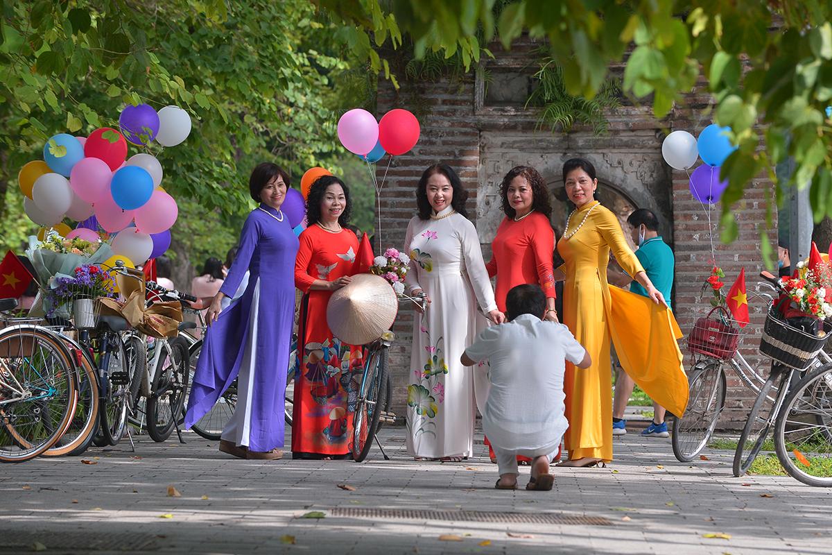 Thời tiết bất ngờ nắng đẹp, chị em tíu tít đi "bung lụa" với áo dài nhân ngày Phụ nữ Việt Nam - Ảnh 6. Thời tiết bất ngờ nắng đẹp, chị em tíu tít đi "bung lụa" với áo dài nhân ngày Phụ nữ Việt Nam - Ảnh 6.