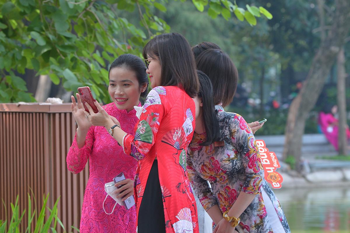 Thời tiết bất ngờ nắng đẹp, chị em tíu tít đi "bung lụa" với áo dài nhân ngày Phụ nữ Việt Nam - Ảnh 11. Thời tiết bất ngờ nắng đẹp, chị em tíu tít đi "bung lụa" với áo dài nhân ngày Phụ nữ Việt Nam - Ảnh 11.