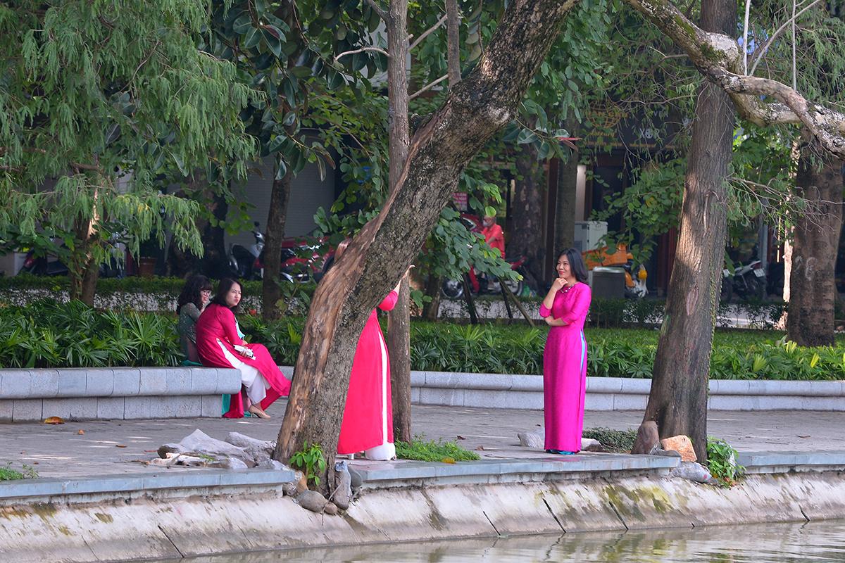 Thời tiết bất ngờ nắng đẹp, chị em tíu tít đi "bung lụa" với áo dài nhân ngày Phụ nữ Việt Nam - Ảnh 3. Thời tiết bất ngờ nắng đẹp, chị em tíu tít đi "bung lụa" với áo dài nhân ngày Phụ nữ Việt Nam - Ảnh 3.