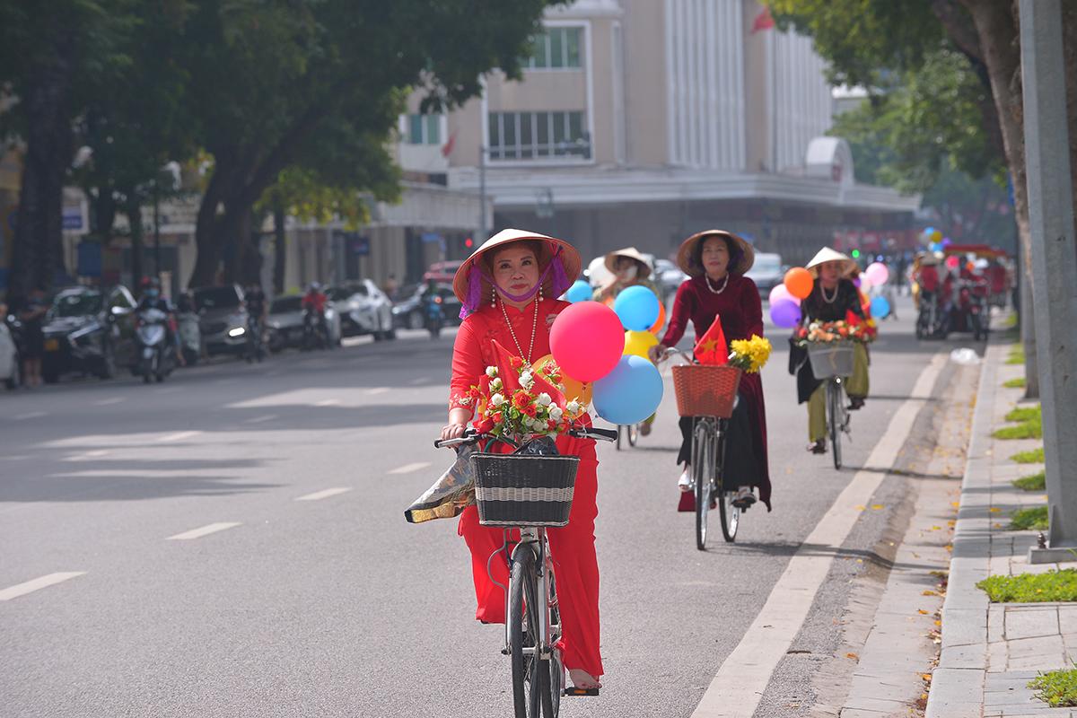 Thời tiết bất ngờ nắng đẹp, chị em tíu tít đi "bung lụa" với áo dài nhân ngày Phụ nữ Việt Nam - Ảnh 8. Thời tiết bất ngờ nắng đẹp, chị em tíu tít đi "bung lụa" với áo dài nhân ngày Phụ nữ Việt Nam - Ảnh 8.