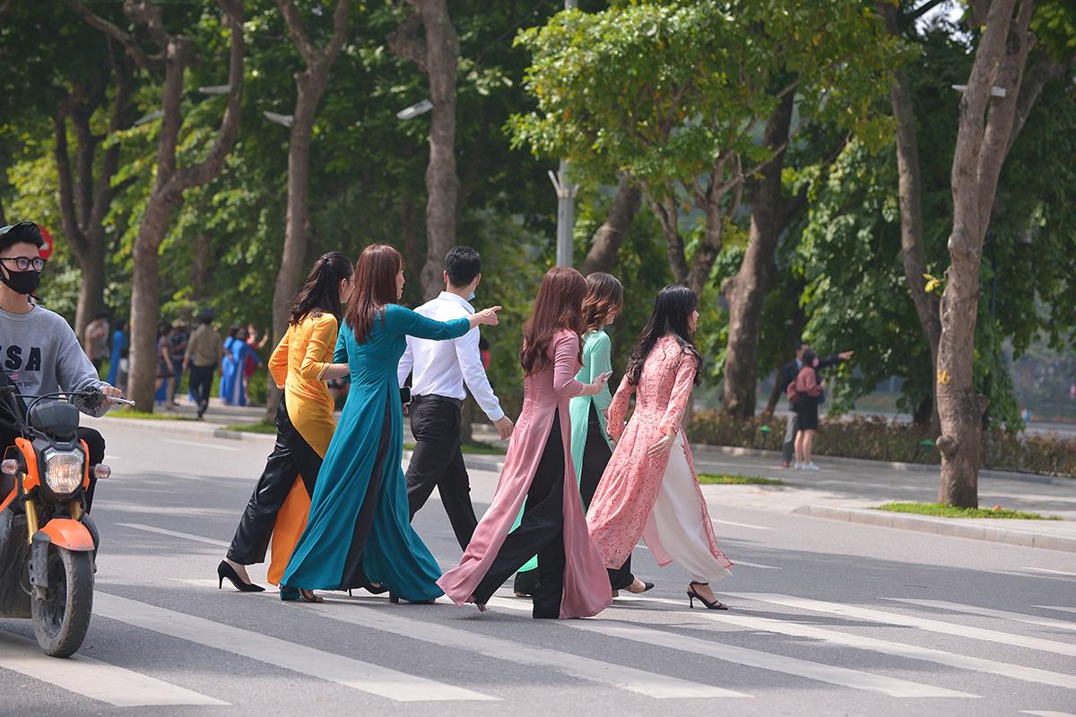 Thời tiết bất ngờ nắng đẹp, chị em tíu tít đi "bung lụa" với áo dài nhân ngày Phụ nữ Việt Nam - Ảnh 2. Thời tiết bất ngờ nắng đẹp, chị em tíu tít đi "bung lụa" với áo dài nhân ngày Phụ nữ Việt Nam - Ảnh 2.
