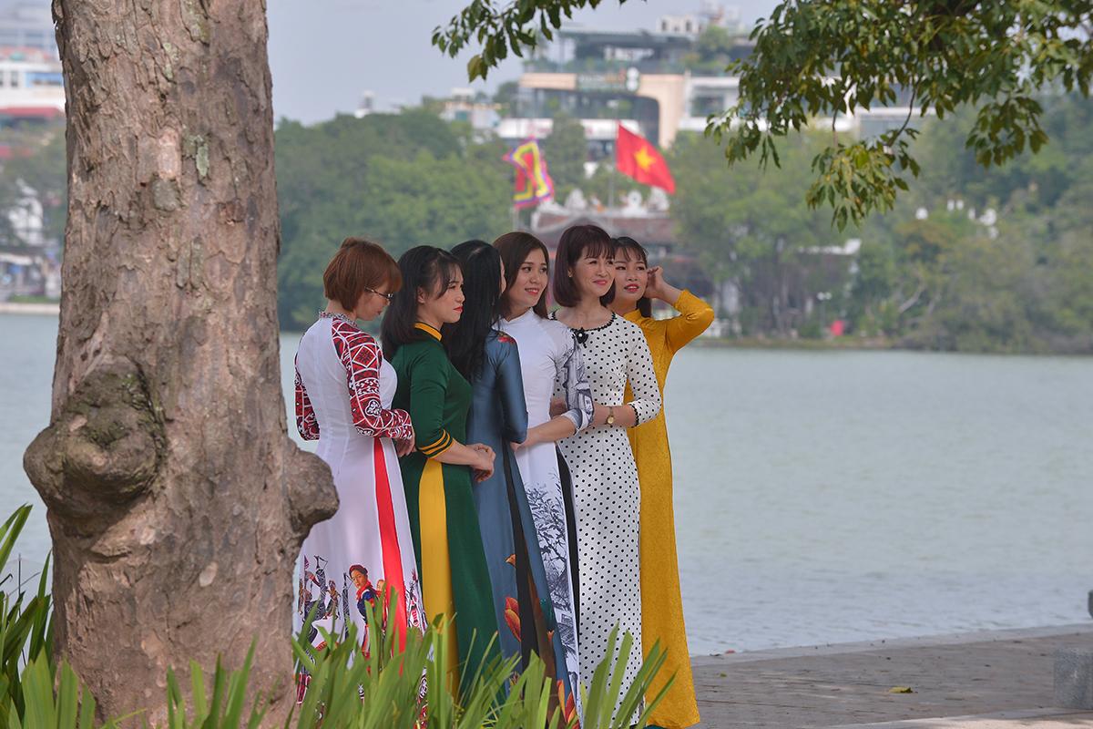Thời tiết bất ngờ nắng đẹp, chị em tíu tít đi "bung lụa" với áo dài nhân ngày Phụ nữ Việt Nam - Ảnh 9. Thời tiết bất ngờ nắng đẹp, chị em tíu tít đi "bung lụa" với áo dài nhân ngày Phụ nữ Việt Nam - Ảnh 9.