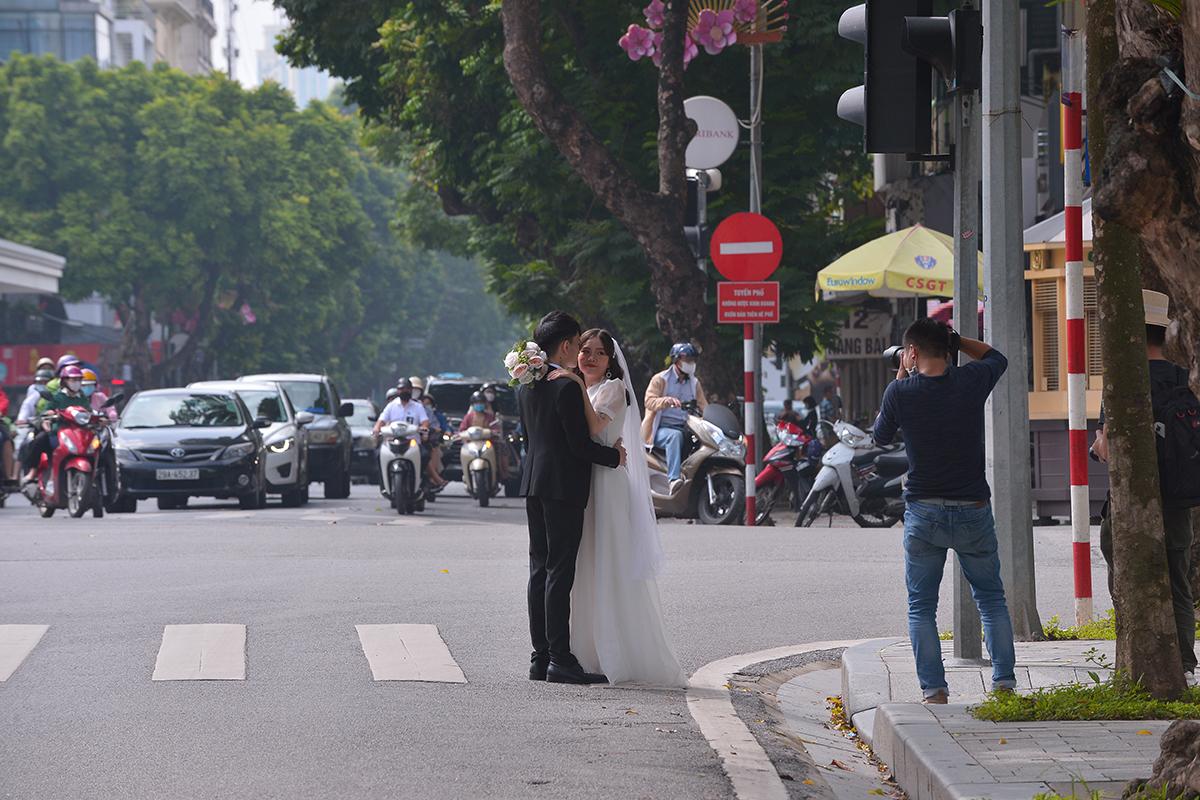Thời tiết bất ngờ nắng đẹp, chị em tíu tít đi "bung lụa" với áo dài nhân ngày Phụ nữ Việt Nam - Ảnh 12. Thời tiết bất ngờ nắng đẹp, chị em tíu tít đi "bung lụa" với áo dài nhân ngày Phụ nữ Việt Nam - Ảnh 12.