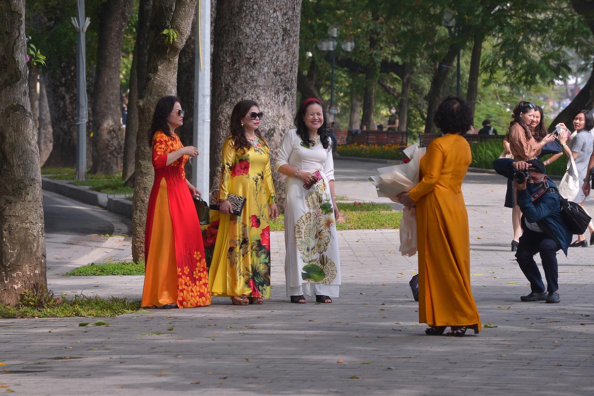 Thời tiết bất ngờ nắng đẹp, chị em tíu tít đi "bung lụa" với áo dài nhân ngày Phụ nữ Việt Nam - Ảnh 5. Thời tiết bất ngờ nắng đẹp, chị em tíu tít đi "bung lụa" với áo dài nhân ngày Phụ nữ Việt Nam - Ảnh 5.