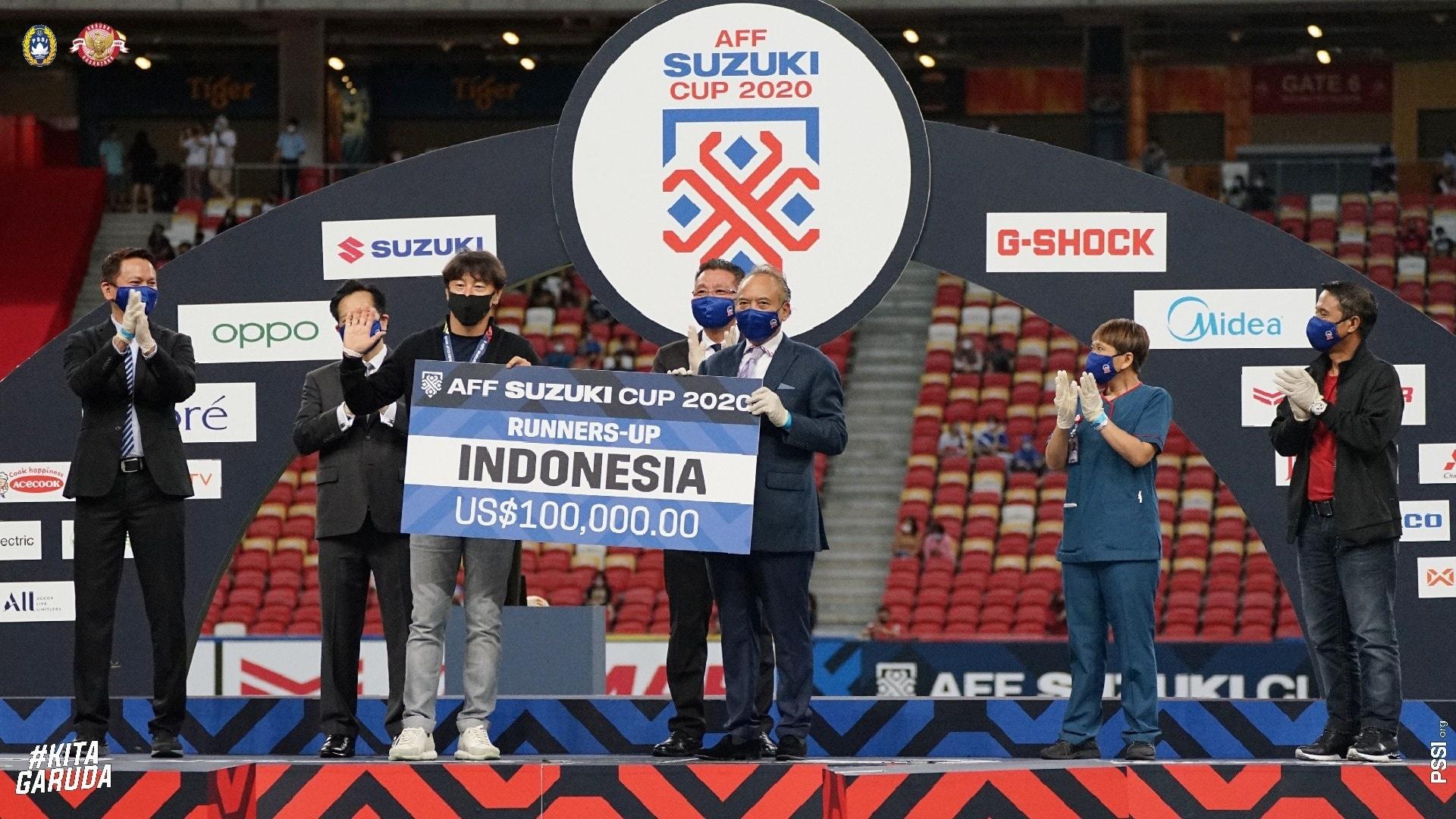 HLV Shin trên bục nhận ngôi á quân AFF Cup 2021. Ảnh: PSSI.