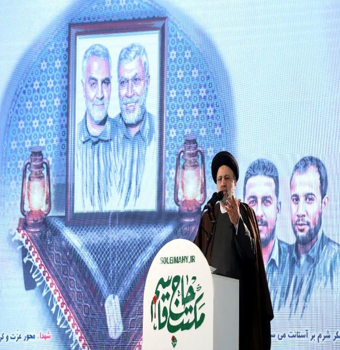Tổng thống Iran Ebrahim Raisi phát biểu tại hội trường cầu nguyện lớn nhất Tehran hôm 3/1. Ảnh: Reuters.