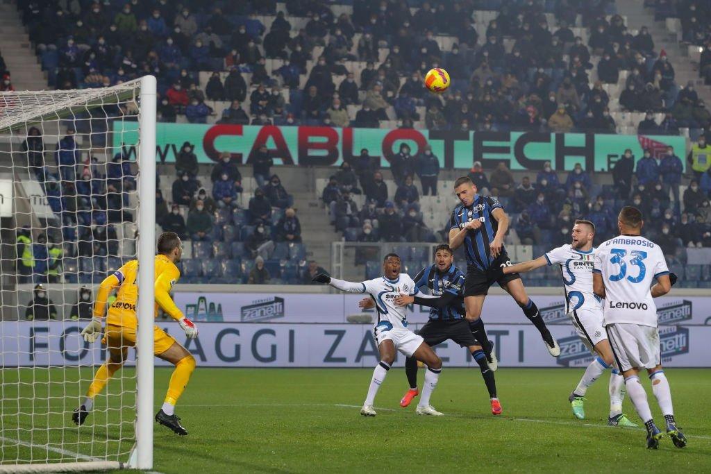 Atalanta vs inter ảnh 1 Cầu thủ 2 đội bỏ lỡ một loạt pha đối mặt trong 10 phút cuối. Ảnh: Reuters.