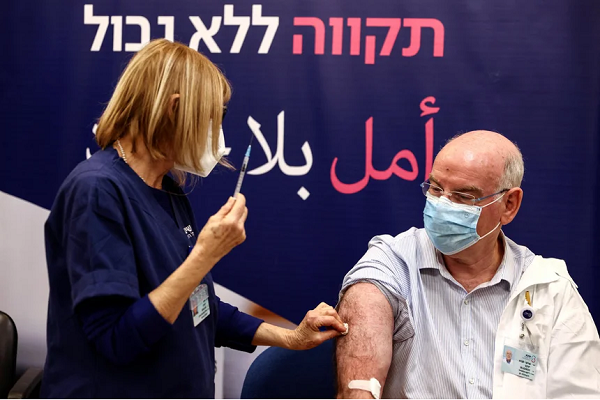 Israel là quốc gia đi đầu trong triển khai mũi vaccine thứ 4. Ảnh: Reuters.