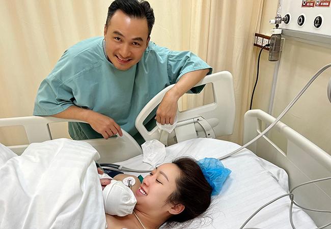 Diễn viên Chi Bảo làm bố tuổi U50, luôn nhường nhịn vợ kém 16 tuổi - Ảnh 1.