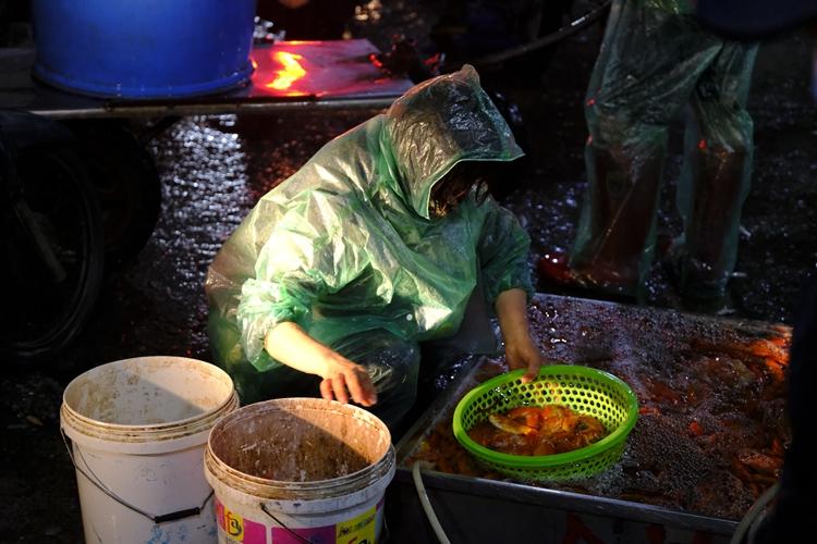 Hà Nội: Chợ Yên Sở đỏ rực cá chép trước ngày tiễn ông Công ông Táo về trời - Hình 5 Ha Noi: Cho Yen So do ruc ca chep truoc ngay tien ong Cong ong Tao ve troi-Hinh-5