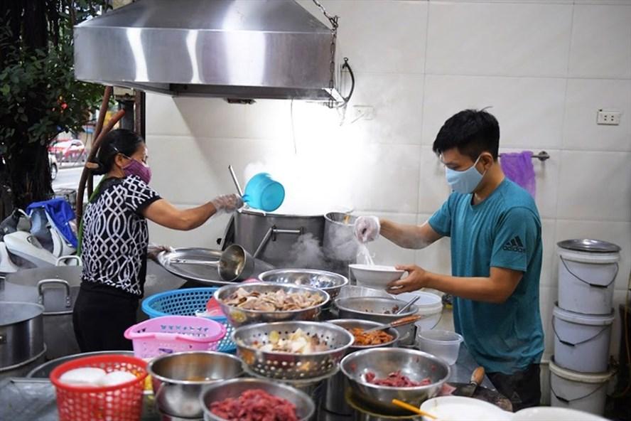 Các quận huyện tại Hà Nội ở cấp độ 2 trong phòng chống dịch cho phép bán hàng ăn uống tại chỗ. Ảnh: PV.