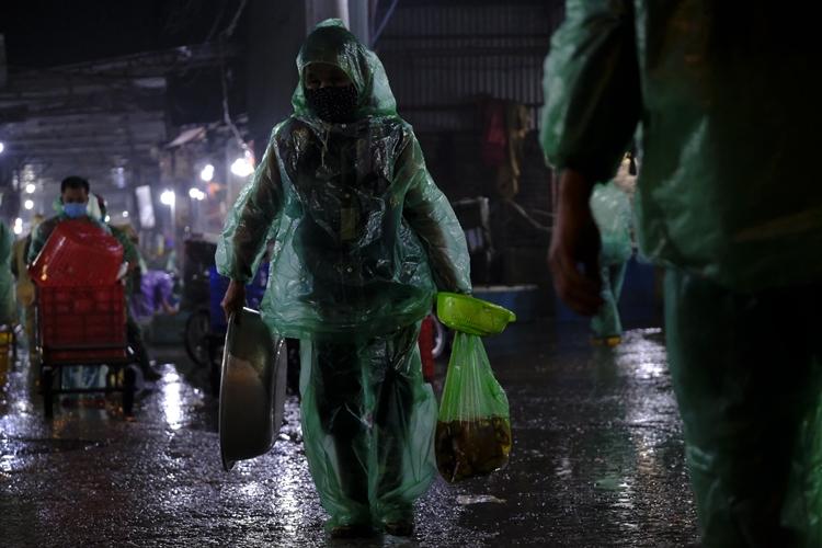 Hà Nội: Chợ Yên Sở đỏ rực cá chép trước ngày tiễn ông Công ông Táo về trời - Hình 6 Ha Noi: Cho Yen So do ruc ca chep truoc ngay tien ong Cong ong Tao ve troi-Hinh-6