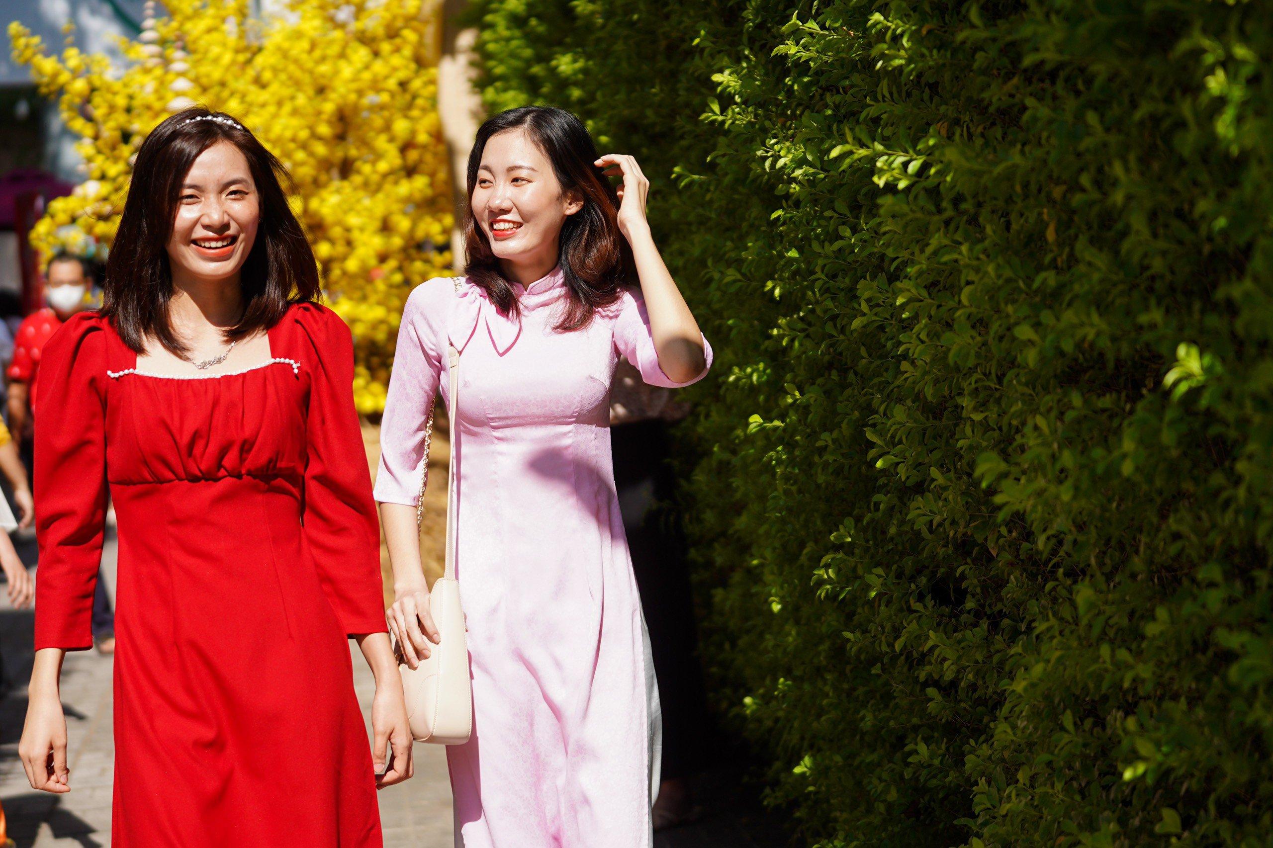 cấp độ dịch TP.HCM ảnh 1 Người dân vui vẻ đến các điểm vui chơi trước Tết khi TP.HCM là vùng xanh. Ảnh: Chí Hùng.