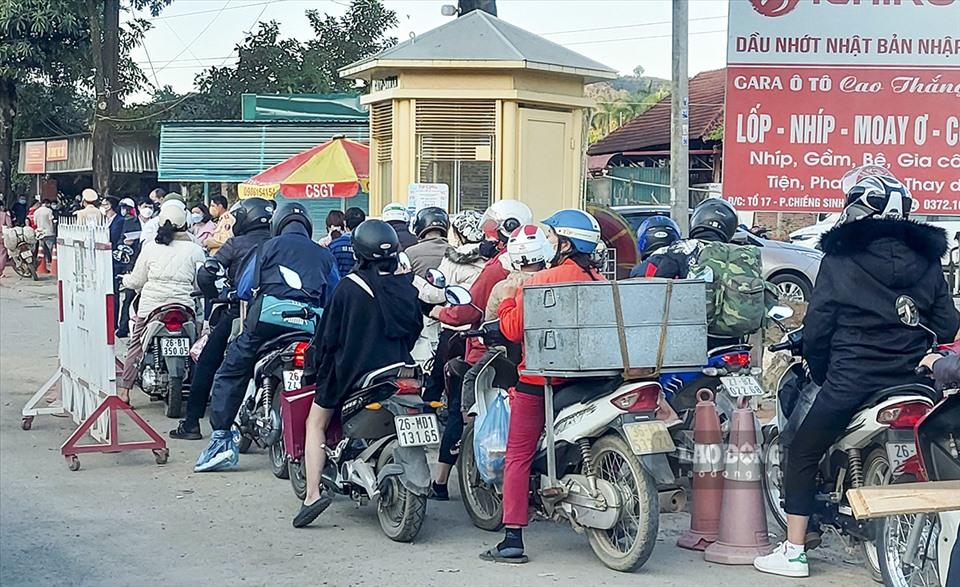 Lai Châu, Sơn La là một trong những tỉnh cuối cùng ở Tây Bắc đã gỡ chốt kiểm soát COVID-19, Điện Biên vẫn duy trì để kiểm soát người vào địa bàn. Trong ảnh: Chốt khai báo y tế tại TP Sơn La đầu tháng 1/2022.