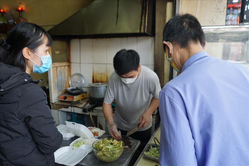 Nhiều quán ăn tại các quận trung tâm vẫn chỉ được bán hàng mang về.