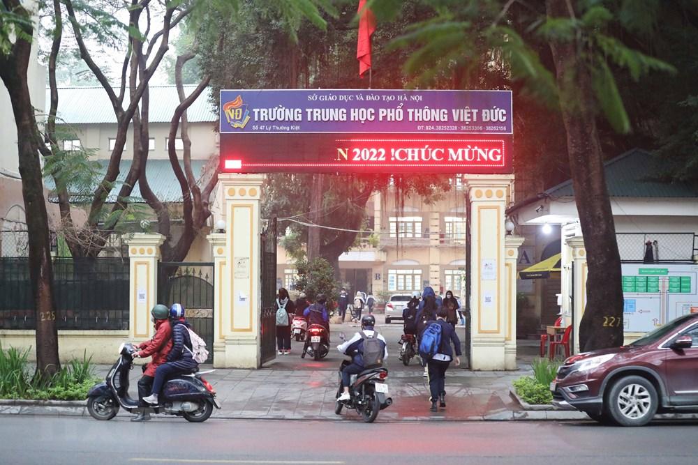 Hà Nội: Học sinh khối 12 hân hoan tới trường sau kỳ nghỉ Tết - Ảnh 1.