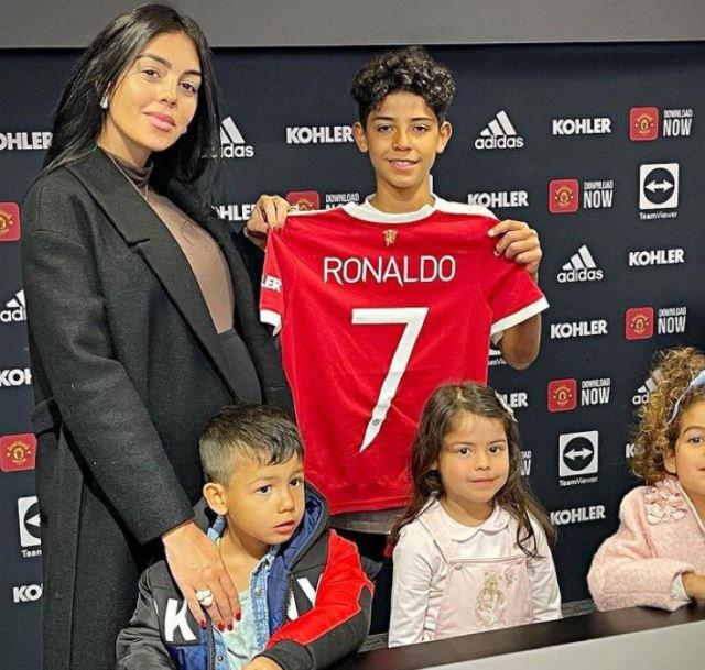 Georgina Rodriguez có mặt trong lễ ký hợp đồng của Ronaldo Jr.