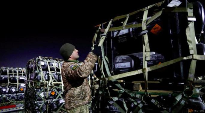 Binh sĩ Ukraine dỡ lô hàng viện trợ quân sự của Mỹ tại sân bay Boryspil ở ngoại ô Kiev vào ngày 10/2. Ảnh: Reuters.