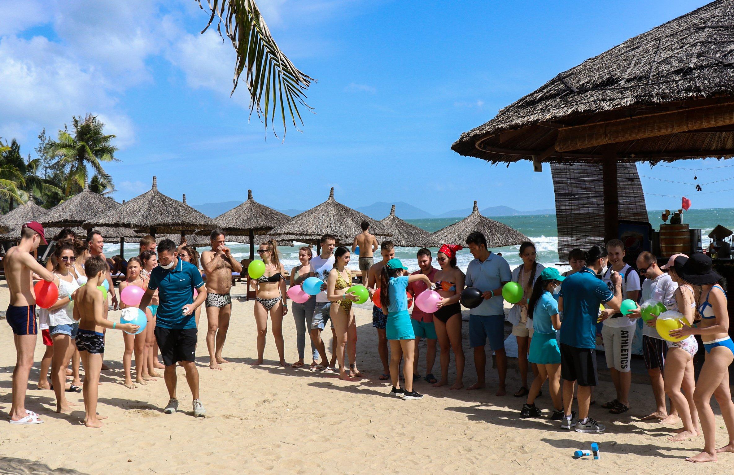 Trong khi thị trường khách Trung Quốc, Hàn Quốc vẫn còn đóng cửa, giai đoạn phục hồi du lịch vẫn chú trọng vào dòng khách Nga. Ảnh: Ngọc Anh.