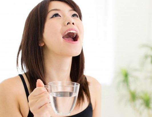 Rửa mũi, súc họng bằng nước muối nhiều lần mỗi ngày để phòng chống Covid-19: Cảnh báo 8 nguy hiểm rình rập phía sau - Ảnh 2. Rửa mũi, súc họng bằng nước muối nhiều lần mỗi ngày để phòng chống Covid-19: Cảnh báo 8 nguy hiểm rình rập phía sau - Ảnh 2.
