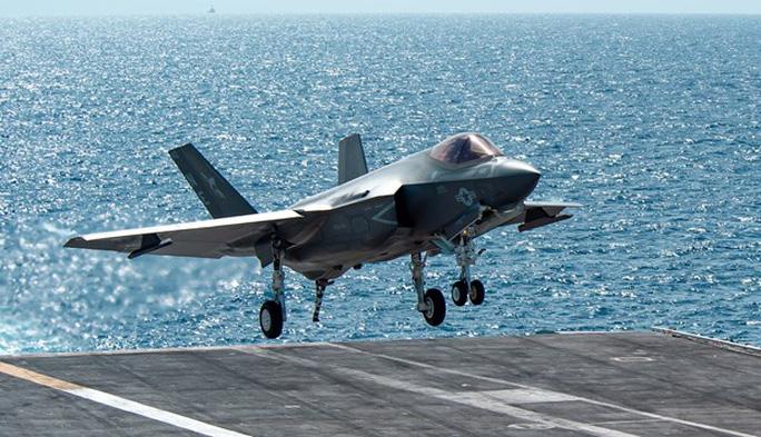 Máy bay tàng hình F-35C Lightning thực hiện hạ cánh trên tàu sân bay USS Carl Vinson. Ảnh: Hải quân Mỹ.