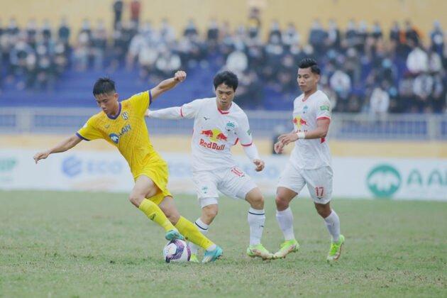 Văn Đức (áo vàng) là tiền đạo nội hiếm hoi đang tỏa sáng tại V-League.