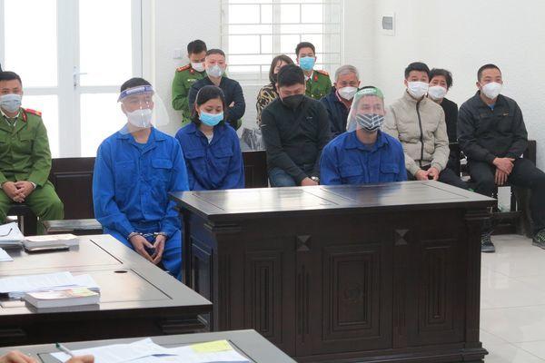 Người phụ nữ quỳ giữa đường xin nhóm người đừng đánh nhau và cái kết - Ảnh 1.