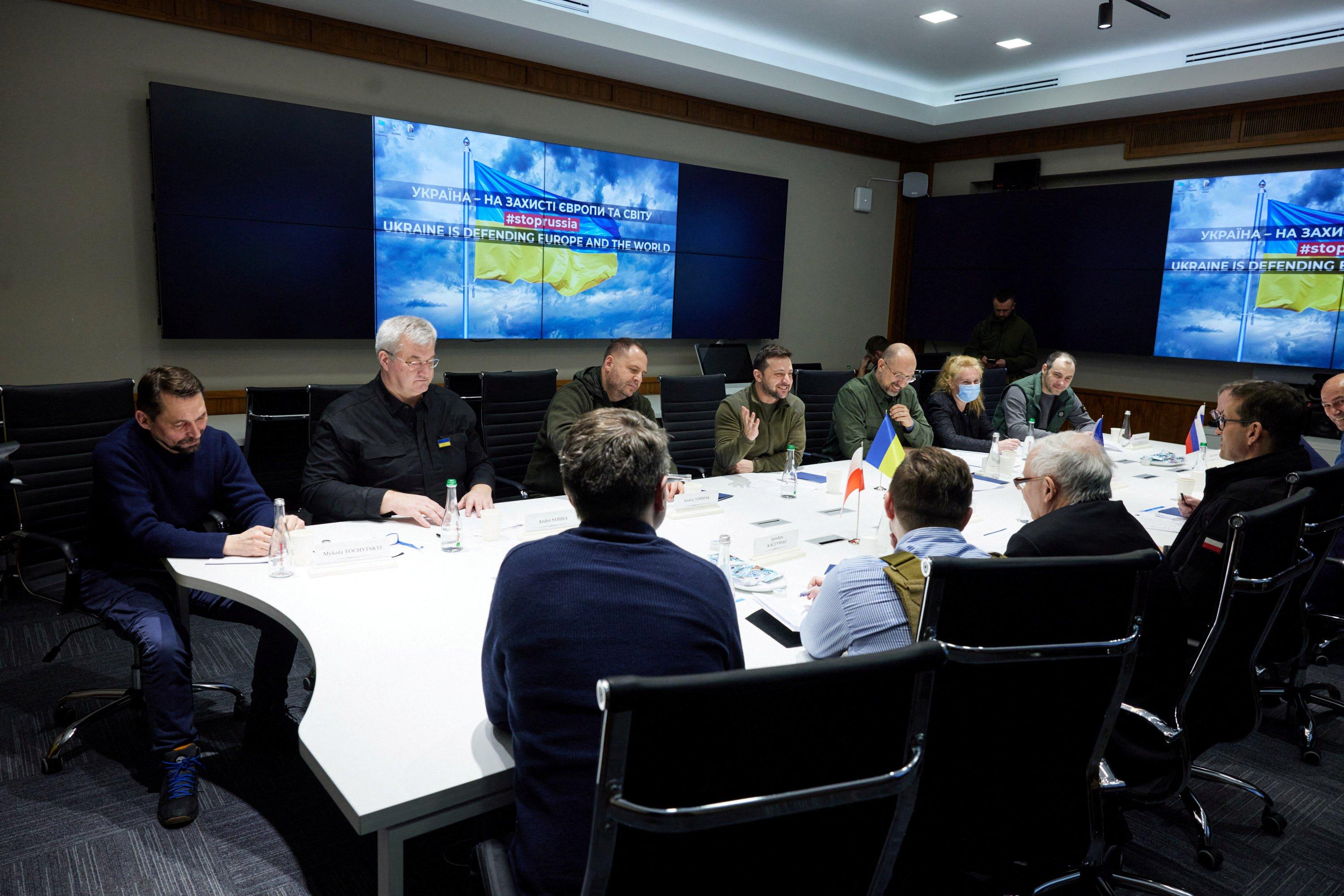 Cuộc họp giữa các quan chức Ukraine và lãnh đạo ba nước Ba Lan, Cộng hòa Czech và Slovenia ngày 15/3. Ảnh: Reuters.