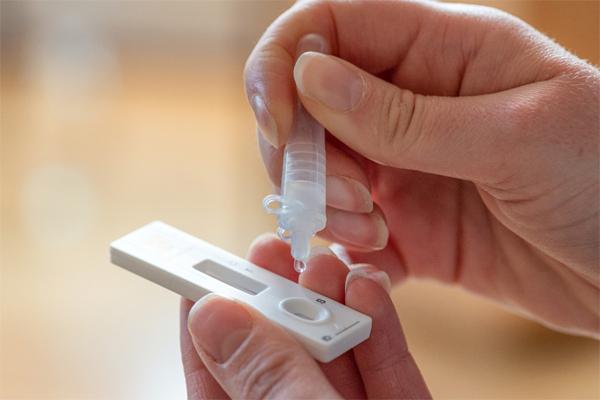 Lý do nhiều người tránh được Covid-19 dù Omicron lây lan quá nhanh - Ảnh 1. Lý do nhiều người tránh được Covid-19 dù Omicron lây lan quá nhanh - Ảnh 1.