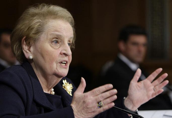 Cựu Ngoại trưởng Madeleine Albright tại phiên điểu trần của Ủy ban Đối ngoại Thượng viện năm 2009. Ảnh: AP