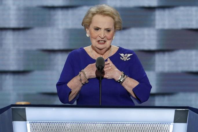 Cựu Ngoại trưởng Madeleine Albright phát biểu tại một sự kiện năm 2016. Ảnh: AP