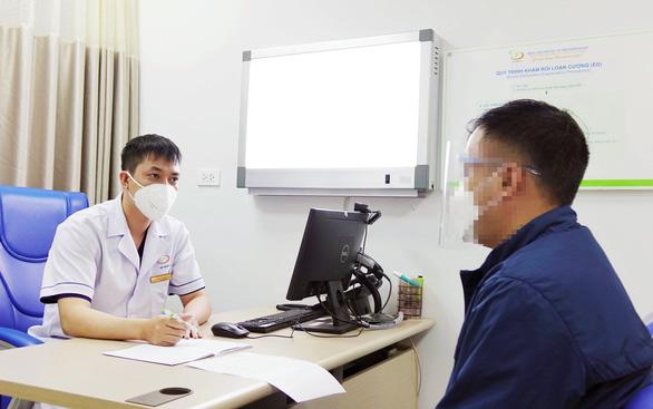 Tin sáng 27/3: Virus gây COVID-19 làm tổn thương tinh hoàn, giảm chất lượng tinh trùng, ảnh hưởng đời sống tình dục; phố cổ Hội An "hồi sinh" đông nghịt khách du lịch - Ảnh 7.