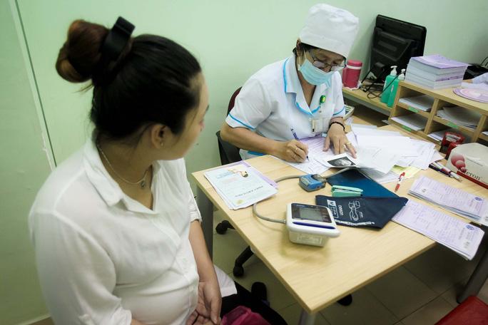 Tin sáng 27/3: Virus gây COVID-19 làm tổn thương tinh hoàn, giảm chất lượng tinh trùng, ảnh hưởng đời sống tình dục; phố cổ Hội An "hồi sinh" đông nghịt khách du lịch - Ảnh 5.