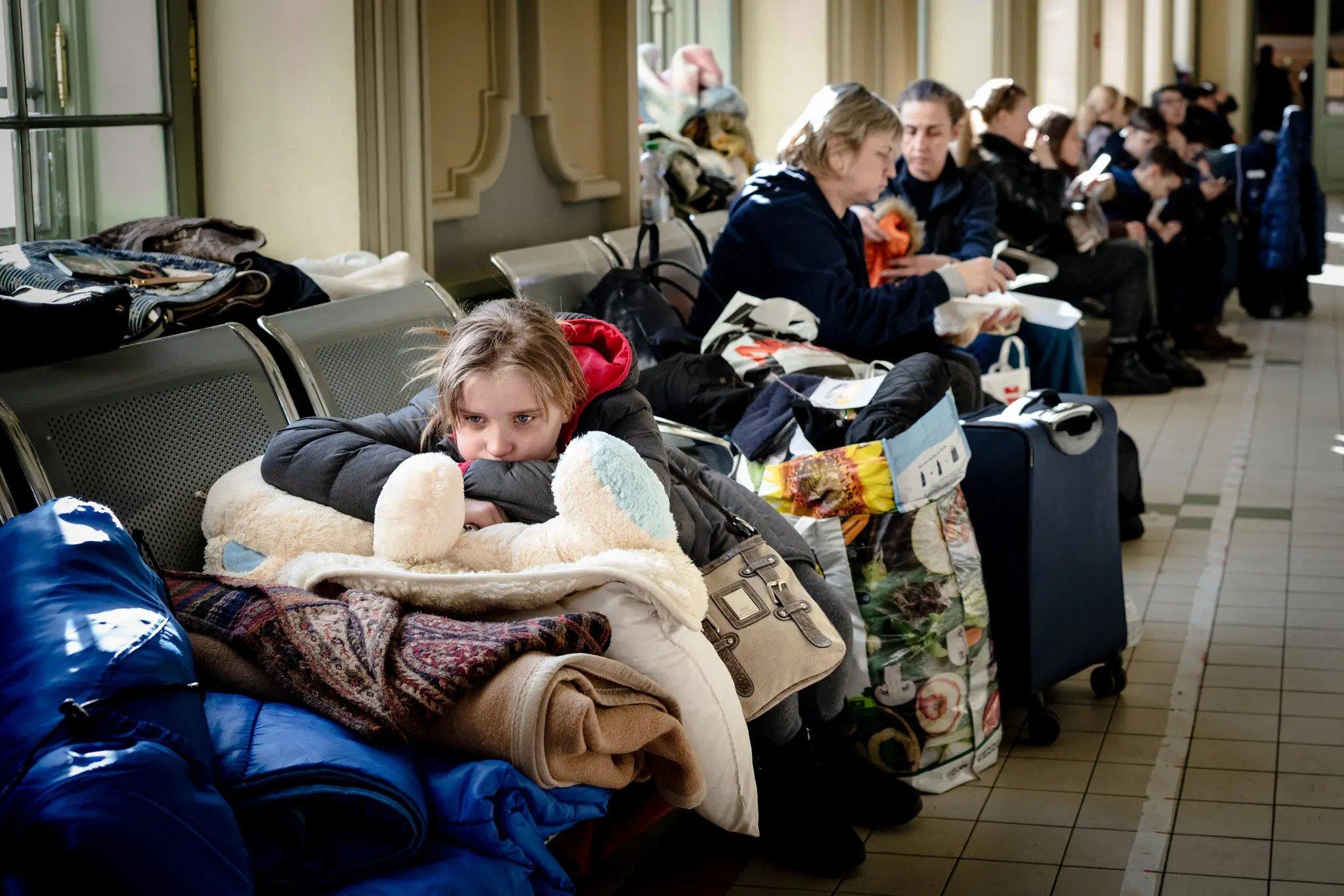 Người dân sơ tán khỏi Ukraine tại một ga xe lửa ở Przemysl, Ba Lan. Ảnh: New York Times.