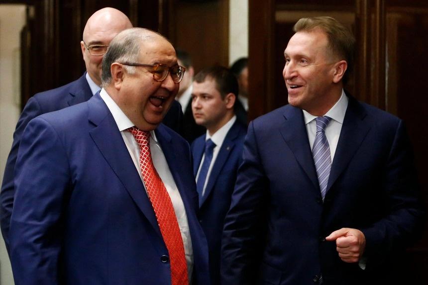 Ông Alisher Usmanov (trái) nằm trong danh sách tài phiệt Nga bị châu Âu trừng phạt. Ảnh: Reuters.