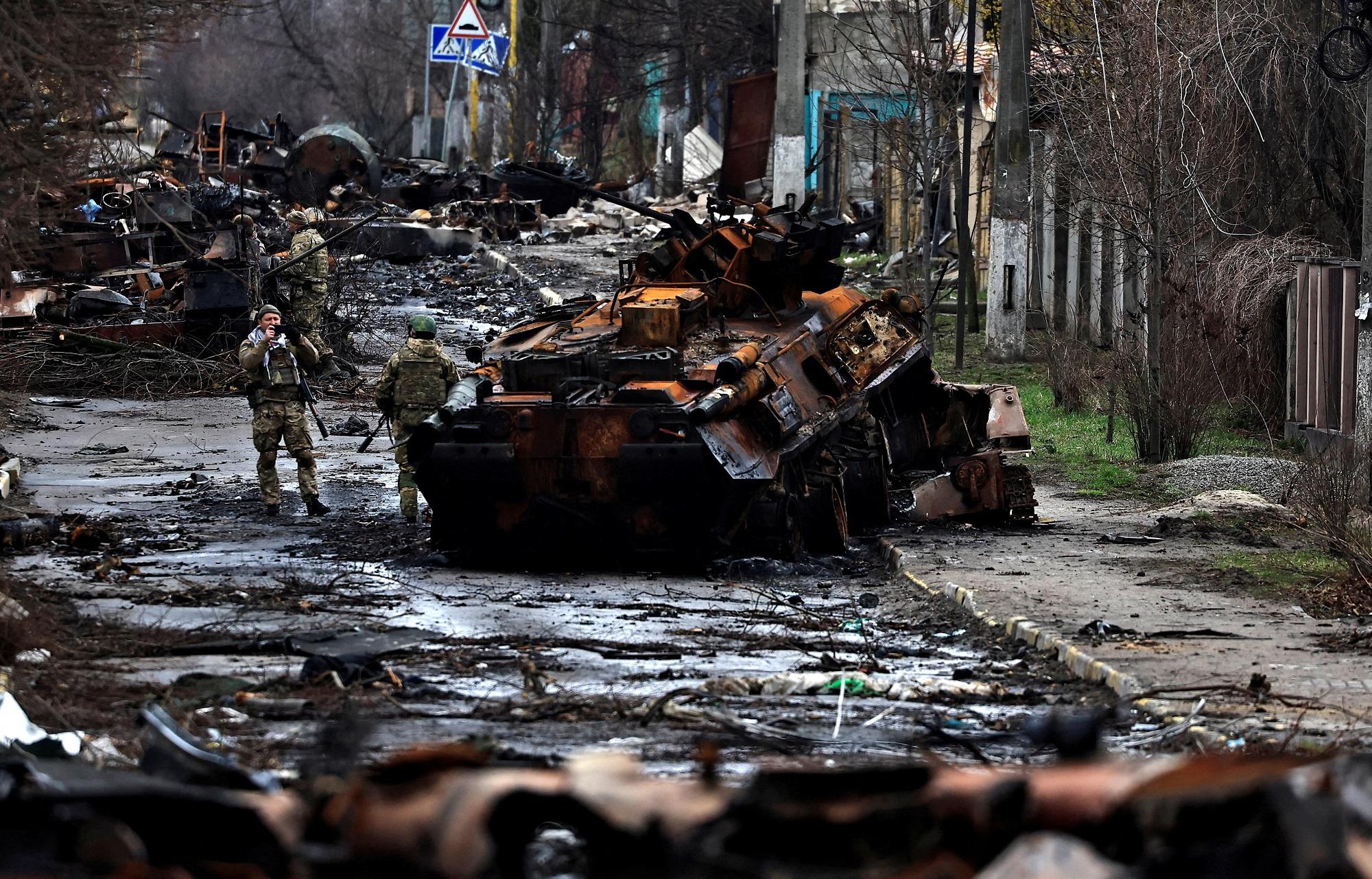 Xe cơ giới Nga nằm ngổn ngang trên một con đường nối Bucha với thủ đô Kyiv. Ảnh: Reuters.