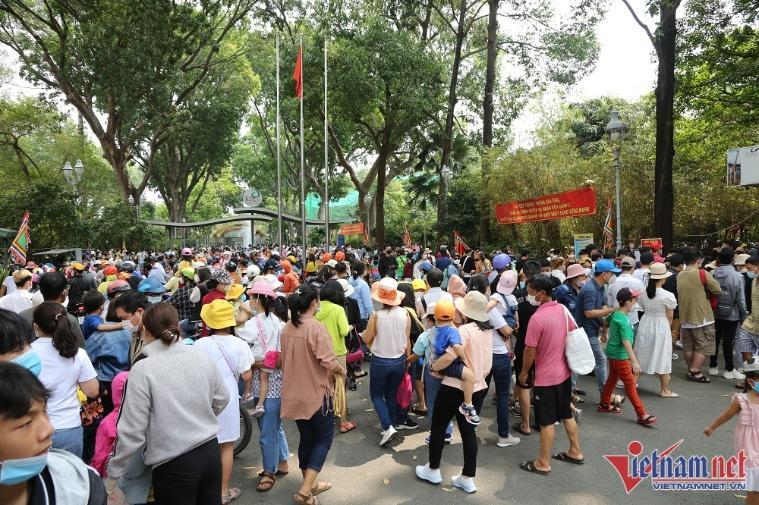 Tin sáng 11/4: Hàng loạt điểm du lịch nổi tiếng trên cả nước đông nghịt dịp Giỗ tổ; người góp nhặt những mảnh ký ức về đại dịch COVID-19 - Ảnh 9.