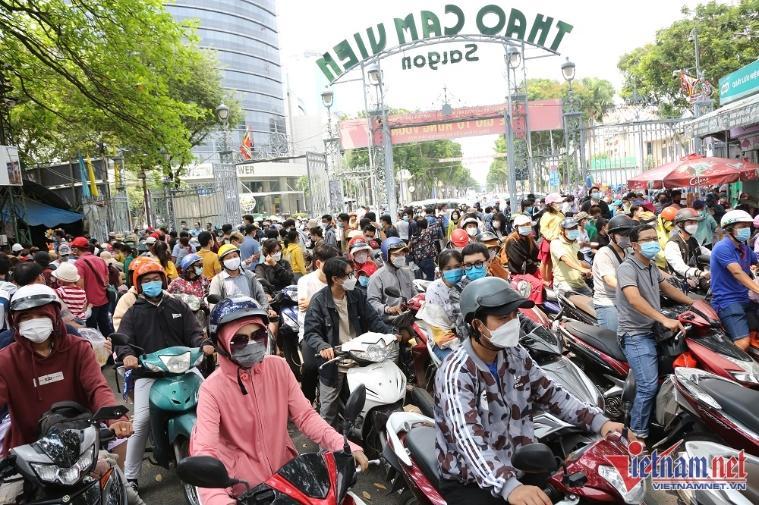 Tin sáng 11/4: Hàng loạt điểm du lịch nổi tiếng trên cả nước đông nghịt dịp Giỗ tổ; người góp nhặt những mảnh ký ức về đại dịch COVID-19 - Ảnh 8.