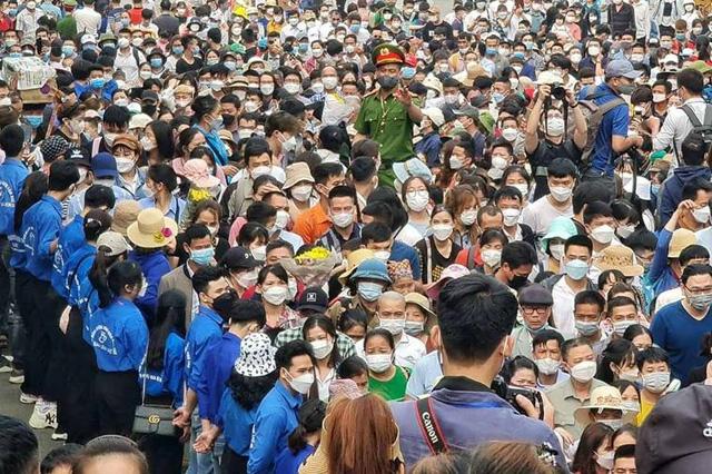 Tin sáng 11/4: Hàng loạt điểm du lịch nổi tiếng trên cả nước đông nghịt dịp Giỗ tổ; người góp nhặt những mảnh ký ức về đại dịch COVID-19 - Ảnh 4.