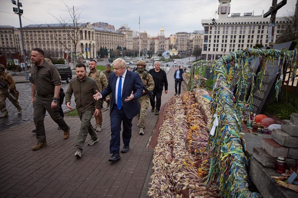 Thủ tướng Anh Boris Johnson (phải) đi bộ ở Kiev cùng Tổng thống Volodymyr Zelensky (giữa). Ảnh: AFP.