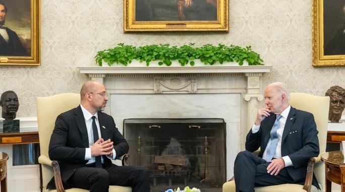 Tổng thống Joe Biden tiếp đón Thủ tướng Ukraine Denys Shmyhal tại Nhà Trắng hôm 21-4. Ảnh: Nhà Trắng