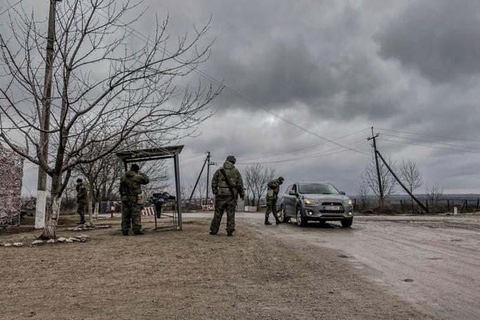 Quân đội Nga tại lối vào làng Varnita, ở Transnistria, ngày 4/3. Ảnh: New York Times.