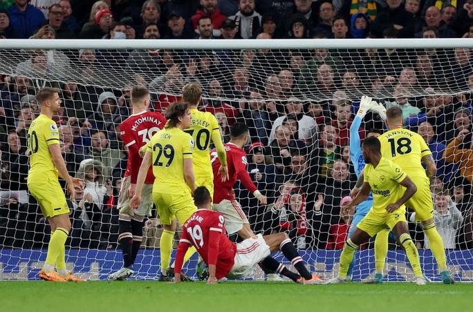 Ronaldo rực sáng ở Old Trafford, Man United vẫn khó mơ tranh Top 4 - Ảnh 6.