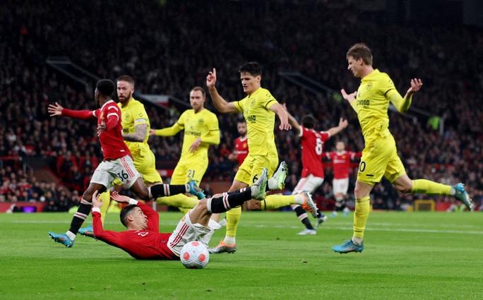 Ronaldo rực sáng ở Old Trafford, Man United vẫn khó mơ tranh Top 4 - Ảnh 4.